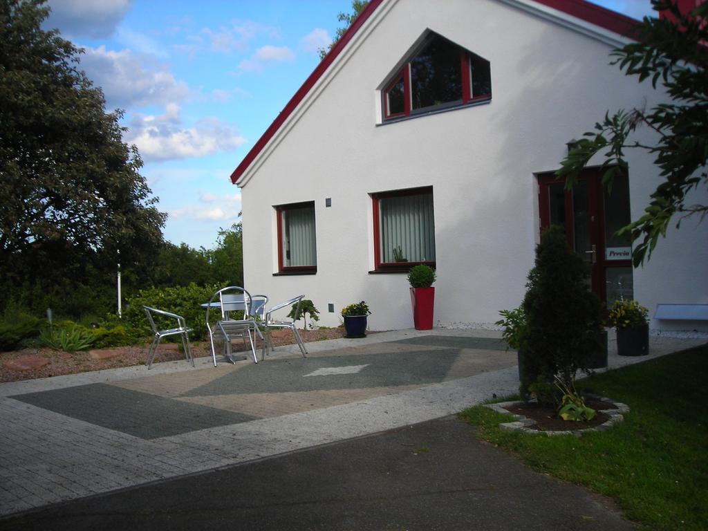 Solrosen I Simrishamn - Oesterlen Exterior foto